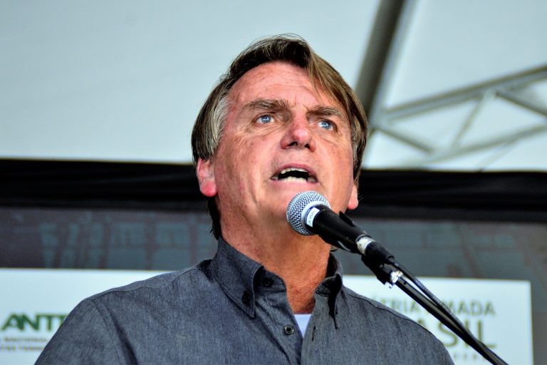 Bolsonaro-discursa-com-semblante-de-raiva